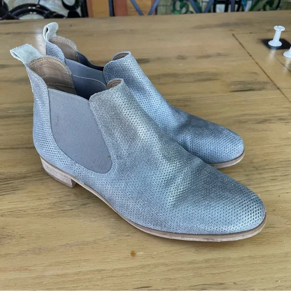 Barneys New York | Shoes | Barneys Matte Silver Perforated  display picture 1